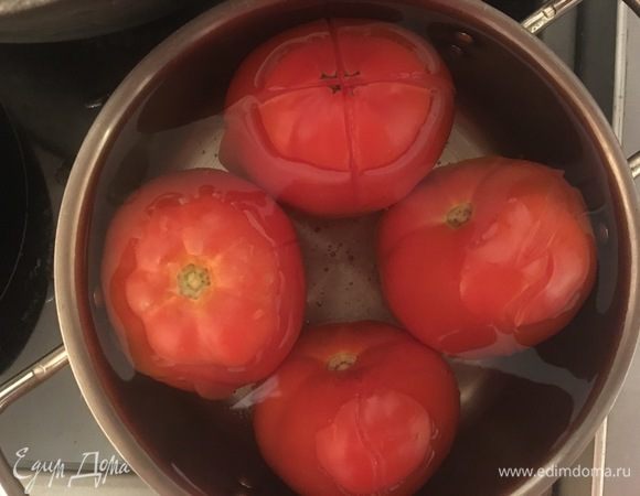 Пока курица жарится нужно снять кожуру с помидор. Для этого в кипящую воду опустить надрезанные помидоры, достать их через минуту и снять кожицу. 