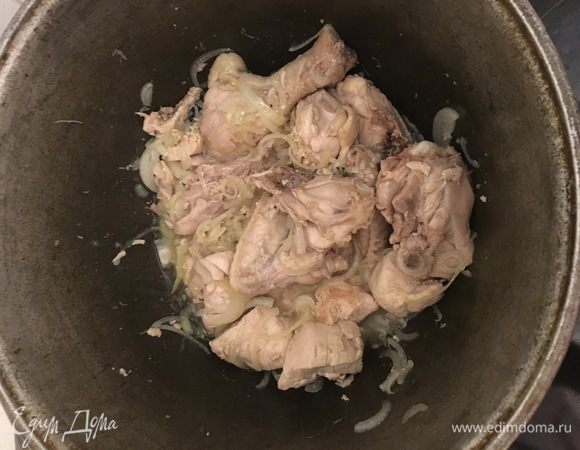 Добавить к курице лук и тушить 5 минут.