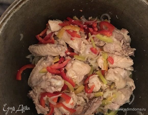 Добавить болгарский перец и тушить еще 5 минут.