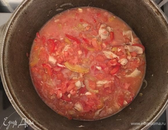 Добавляем помидоры и оставляем под крышкой на 20 минут.
