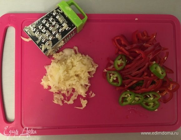 Добавляем чеснок, перец чили, хмели-сунели, соль и тушим еще 5 минут.