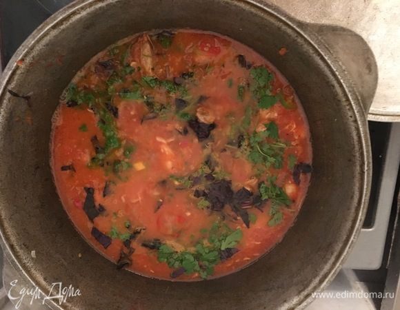 Добавляем зелень и готовим еще пару минут.