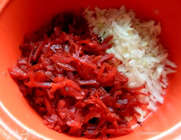 Свеклу сырую очистить, натереть крупно тоже.