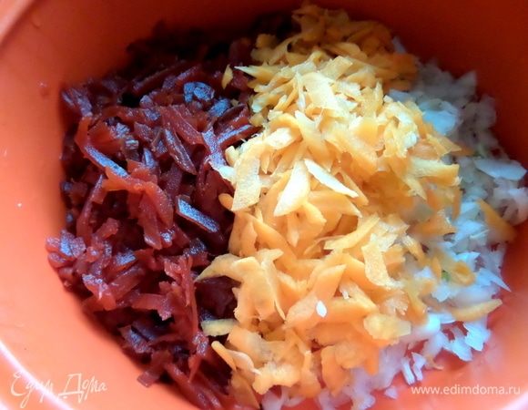 Соединить овощи в кастрюле с маслом. К сливочному добавить растительное.