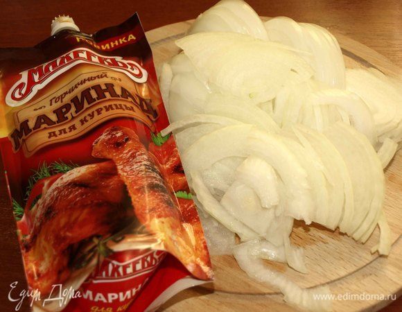 Лук режем полукольцами.