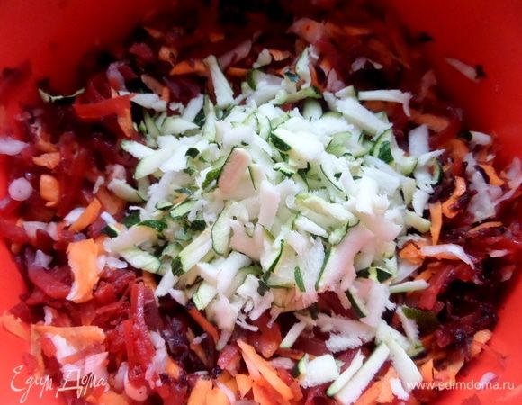 И пересыпать в кастрюлю позже.