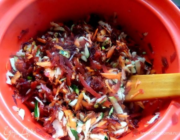 Томить на небольшом огне, помешивая, без сильного обжаривания.