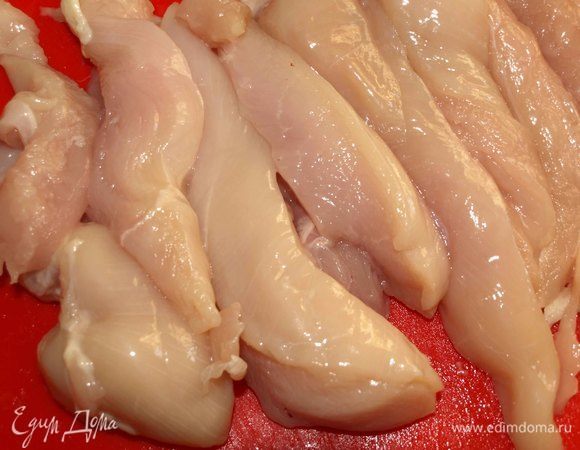 Куриное филе моем, обсушить бумажным полотенцем. Нарезать длинными кусочками.