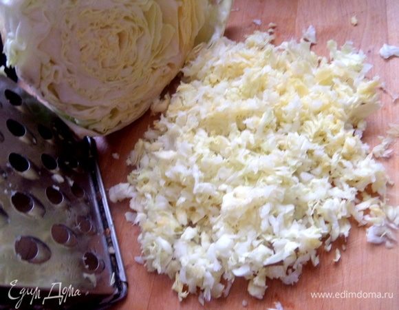 Капусту тоже натереть, если получится или нашинковать тонко.