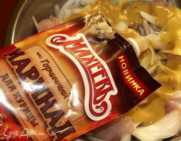 Соединить лук и филе. Немного подавить филе с луком, чтобы лук пустил сок. Добавить горчичный маринад ТМ «МахееаЪ». Перемешать.