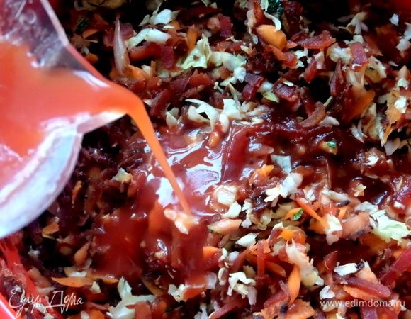 Влить томатный сок пополам с бульоном или водой.