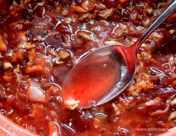 Посолить, поперчить как любите. Закрыть крышкой и довести овощи до готовности минут 30.