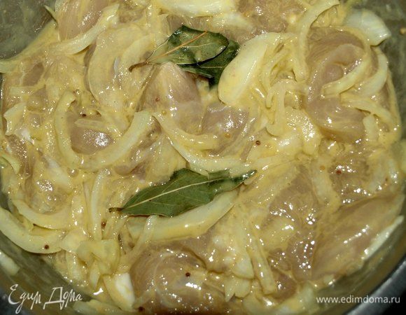 Добавить лавровый лист. Закрыть пищевой пленкой и отправить мариноваться на 30 минут в холодильник. Время для маринада может быть любым. От 30 минут до 8 часов.