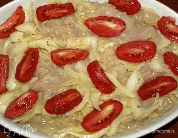 Когда вы решили, что филе достаточно промариновалось, достаем из холодильника и перекладываем в форму для запекания. Лавровый лист убрать. Помидоры режем на несколько частей и кладем сверху. Летом идеально использовать сливовидные томаты. 