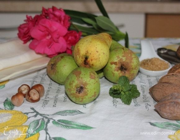 Собираем основные ингредиенты:
1. Слоеное тесто.
2. Груши.
3. Орехи.