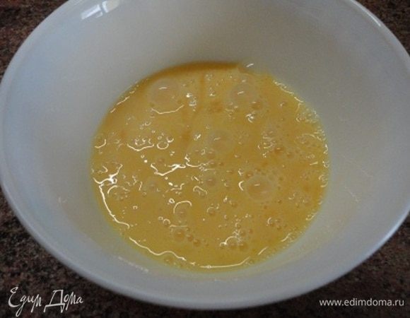 Гляссаж готовим с вечера по рецепту https://www.edimdoma.ru/retsepty/101236-tsvetochnyy-tort.
Для теста в миске соедините сахар с яйцами и слегка взбейте. В рецепте говорится о трех яйцах. Я использовала 2 шт., т.к. они крупные — 120 г чистого веса без скорлупы. 