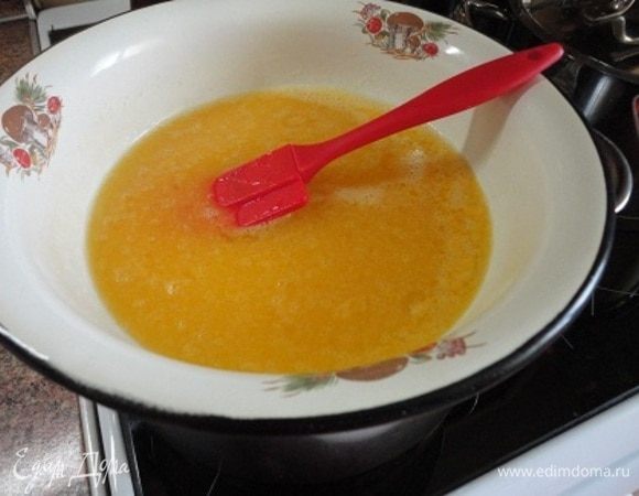 Добавьте сливочное масло и все поместите на кастрюлю со слегка кипящей водой, но так, чтобы миска не касалась кипящей воды. Размешайте, чтобы сахар окончательно растворился. 