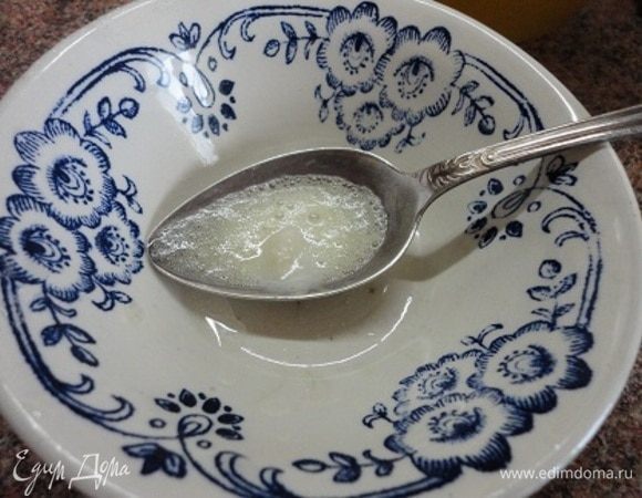 Добавьте столовую ложку меда, щепотку соли и половину чайной ложки соды, гашеной в лимонном соке. Держите массу на паровой бане около 10 минут, постоянно помешивая.