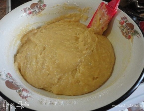 Всыпьте 260 г муки и, перемешивая, держите еще 5 минут на паровой бане, чтобы масса прогрелась. В рецепте говорилось о 2 стаканах муки, это 320 грамм. Я решила вначале всыпать только 260 г и угадала. Поэтому, если вы будете печь по этому рецепту, взвесьте содержимое выбранного вами количества яиц. Если больше 120 грамм, значит и муки надо будет побольше.