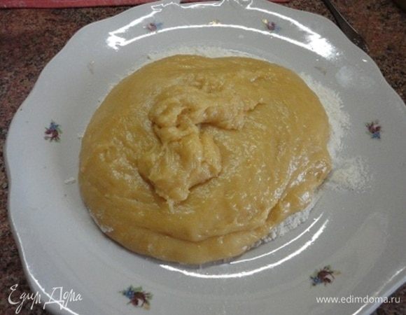 Выложите тесто в 40-60 г дополнительной муки и слегка подмесите.