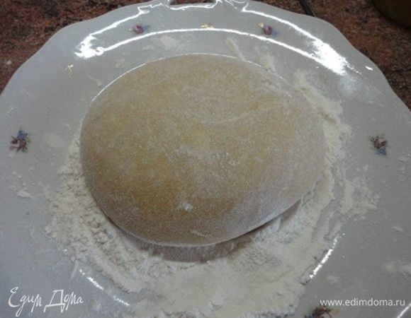 Мое тесто практически «не захотело» брать дополнительную муку, как будто «закрылось», так и осталось мягким, теплым, эластичным, очень приятным на ощупь.