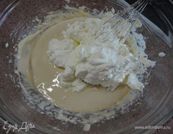 Для крема соедините маскарпоне с сахарной пудрой и ванильным сахаром, взбейте миксером. Отдельно взбейте сливки и соедините с маскарпоне.