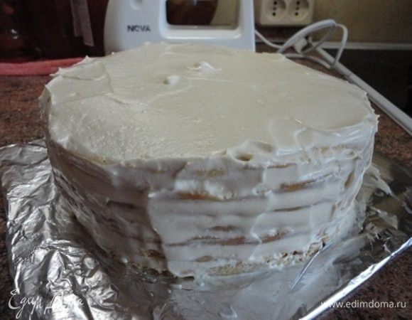 Промажьте коржи, также бока и верх, стараясь выровнять как можно тщательнее. Вероятно, нужен крем с более плотной структурой для этих целей, чтобы бока были идеально ровными. Поставьте торт в морозильную камеру на 1 час. Подравняйте крем шпателем или большим ножом. Выдержите в морозильной камере еще часок.