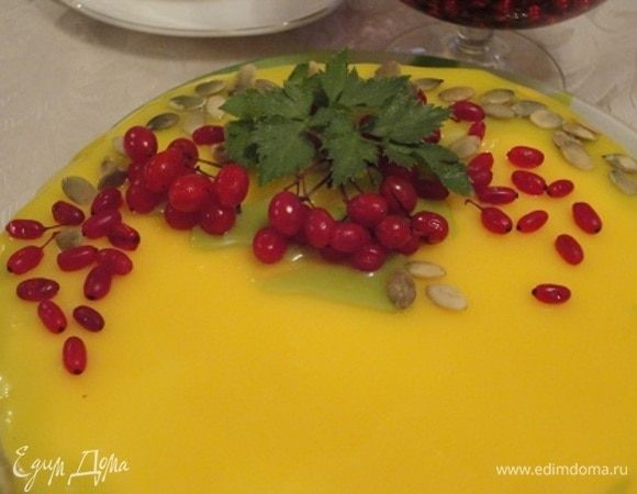 Остывший торт полейте прогретым в микроволновке гляссажем и украсьте по своему усмотрению. Я второй раз использую гляссаж. Пока идеального покрытия создать не удается. Но это уже лучше, чем было  в «Цветочном торте». По вкусу торт был нежным, как терамису. Гляссажа можно было готовить половину нормы для торта такого размера. У меня еще остался глясаж. Печь еще один торт?