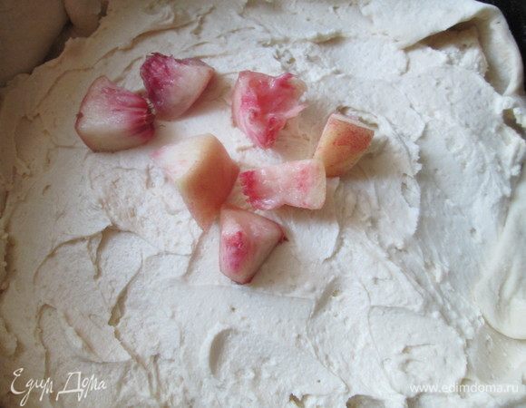 Раскатываем тесто, укладываем его в форму, делая высокие бортики. Далее кладем творог, персики с нектаринами. 