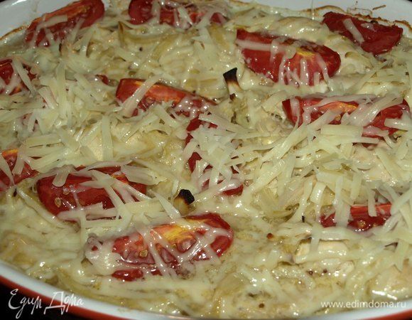 Духовку заранее разогреть до 180°С. Отправляем в духовку филе и готовим 50 минут. Достаем и посыпаем сыром. Отправляем еще на 10 минут. 