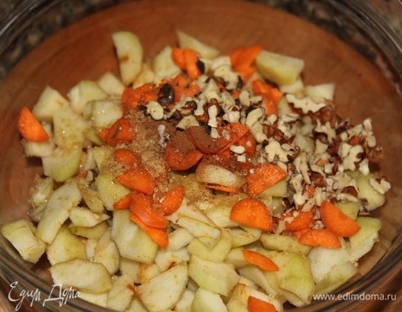 В миску нарезать:
1. Очищенные от кожуры груши — мелкими кубиками.
2. Морковь — тонкими полуокружностями.
Всыпать:
1. Коричневый сахар.
2. Корицу молотую.
3. Ореховую смесь (можно взять любые орехи по вкусу).
По желанию, можно добавить жидкий мед (я добавила мед с орешками) — 1 ч. л.
Все тщательно перемешать.