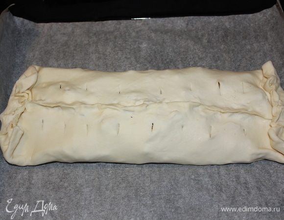 Закрываем наш штрудель и делаем небольшие надрезы на тесте.
Отправляем в предварительно разогретую до 200°C духовку на 30-35 минут.