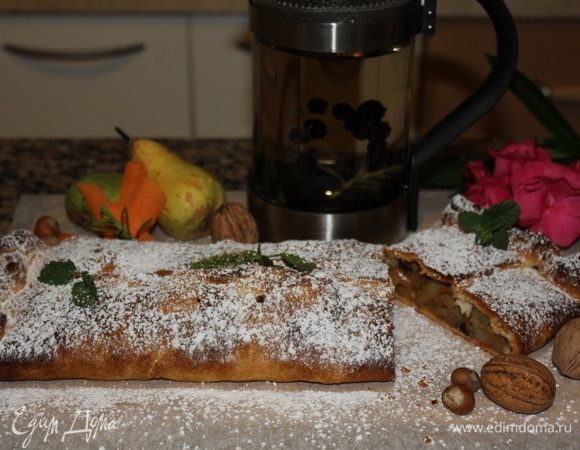 Наш штрудель готов! Посыпаем ванильной сахарной пудрой, украшаем, как нам нравится, и подаем.
Приятного аппетита! Buon appetito!