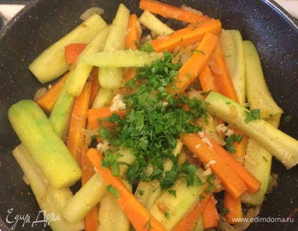 Затем добавить зелень, чеснок, перемешать и снять с огня.