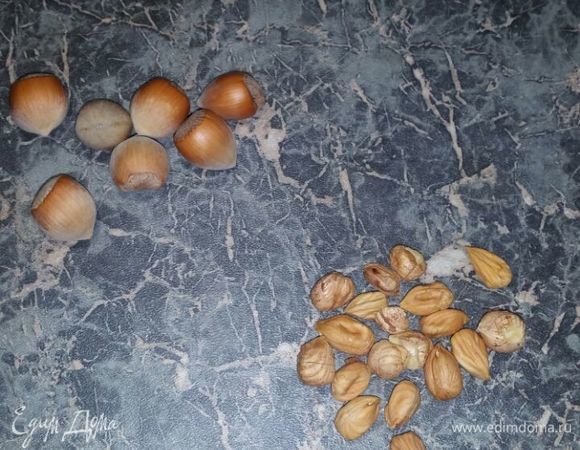 Фундук очистить от кожуры.