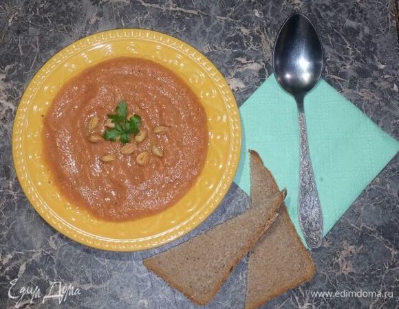 Готовый суп налить в чашку, посыпать фундуком и украсить листиком петрушки. Приятного аппетита!