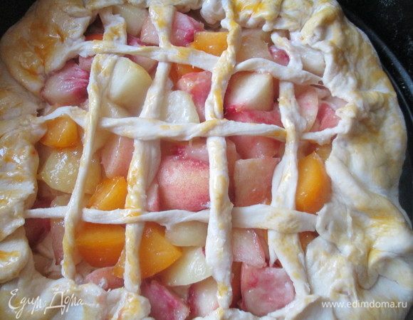 По желанию, из остатков кусочков теста делаем полосочки и укладываем в виде решетки. Смазываем желтком и отправляем в духовку.