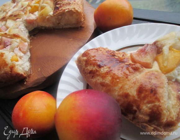 Осторожно отрезаем кусочек и пробуем. Творожная начинка сочная нежная и ее так приятно дополняют ароматные  фрукты. 