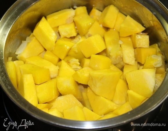 Затем добавьте порезанную на кусочки тыкву и обжаривайте 10 минут.