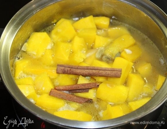Посолите, добавьте 2 палочки корицы и раздавленные коробочки кардамона. Добавьте воды и варите 20 минут.