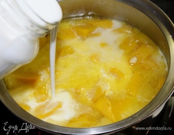 Добавьте кокосовое молоко, доведите до кипения и варите 3 минуты.