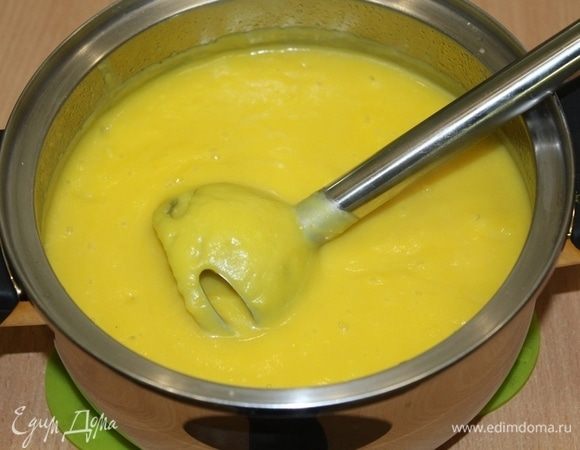 Удалите корицу и кардамон. Пюрируйте погружным блендером.