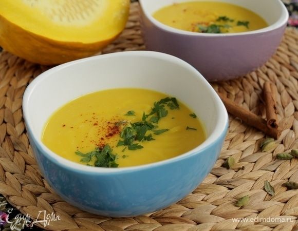 Посыпьте суп измельченной петрушкой и украсьте паприкой.
