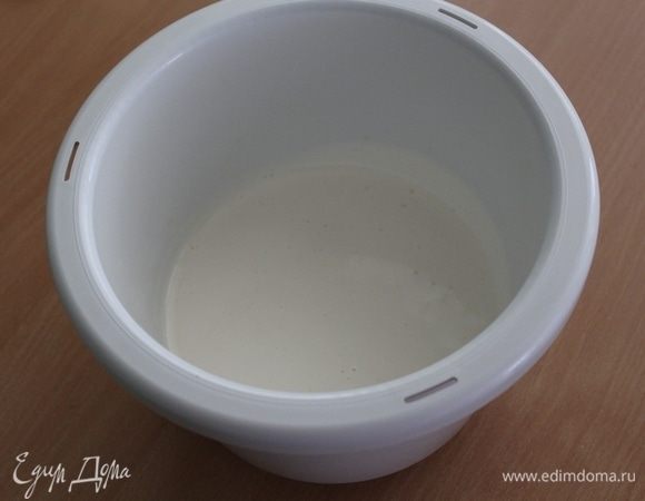 Яйца взбить с сахаром.