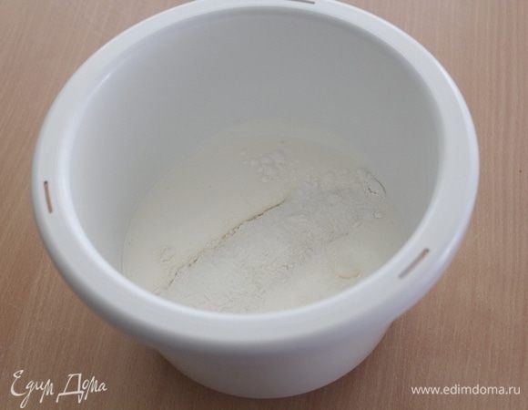 Аккуратно ввести муку, перемешать.