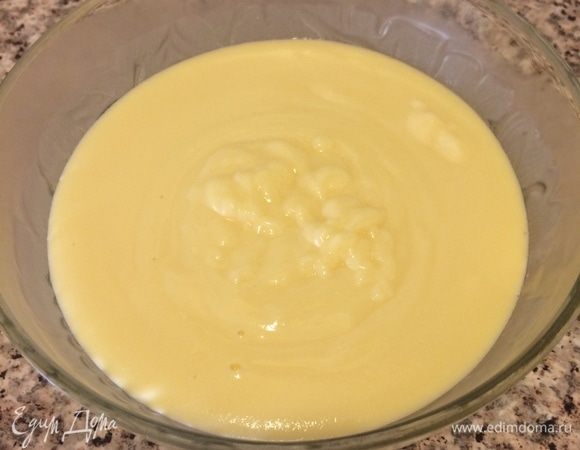 Перелить готовый крем в миску, накрыть пленкой и дать остыть.