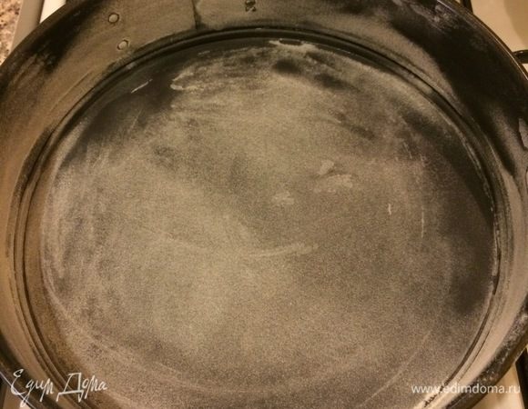 Форму (Д=26 см) смазать растительным маслом и присыпать мукой.