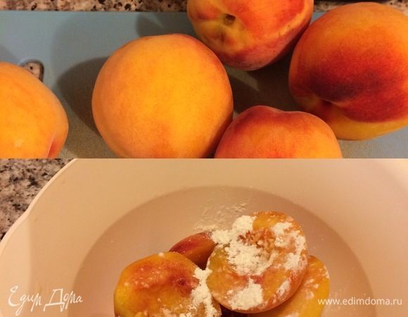 Персики разрезать пополам, посыпать крахмалом и аккуратно перемешать.