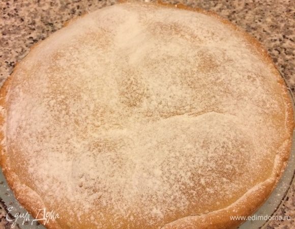 Готовый пирог полностью остудить, а еще лучше дать ему постоять в холодильнике 1-2 часа.