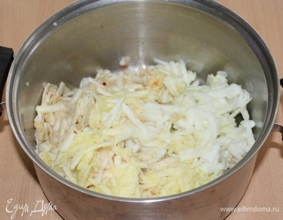 Яблоки натереть на терке.